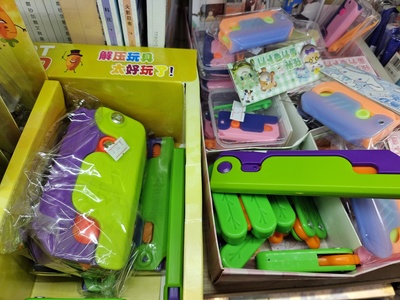 萝卜刀热销校园周边引争议 儿童玩具还是暴力隐患？